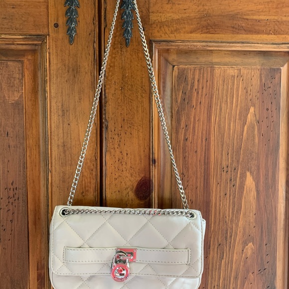 Fabulous, timeless, quilted handbag. - Picture 3 of 9